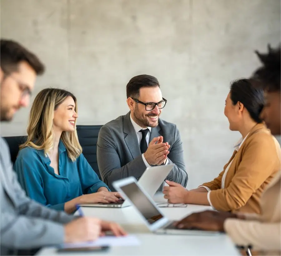 Un hombre expresa su satisfacción y agradecimiento a su equipo en una reunión.